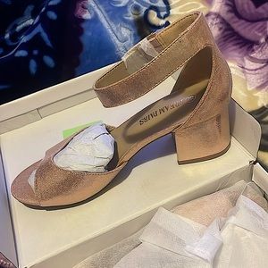 A brand new pair of dream pairs heels size 6.5 color champagne/pearl